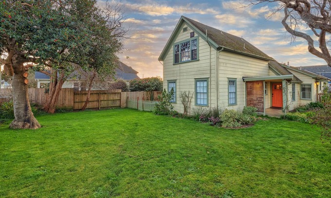 Arcata Apartamento | 🍩Downtown Drift -Historic Arcata Home on the first floor - Hot Tub, Sauna & Bikes🐶