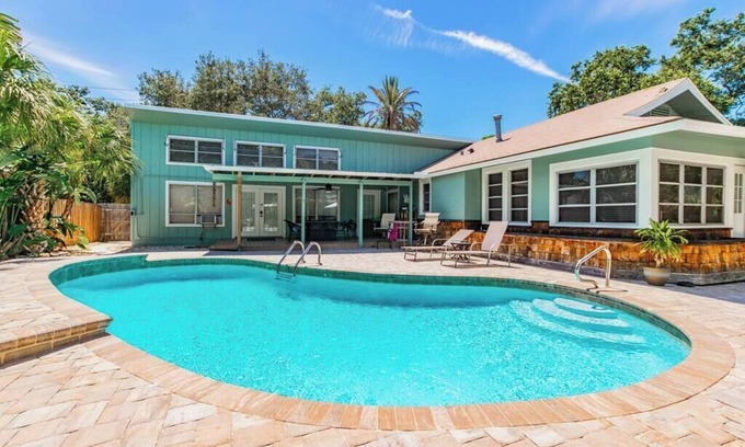 Dunedin Casa | Downtown Dunedin B&B/Sleeps 12!