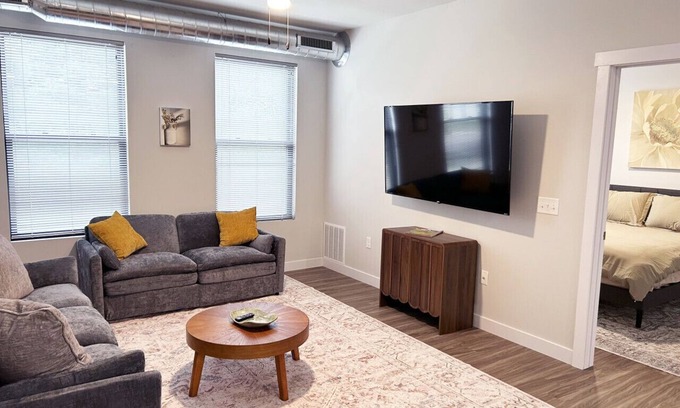 Downtown Eau Claire Apartamento | Downtown EC 2bdrm w/parking