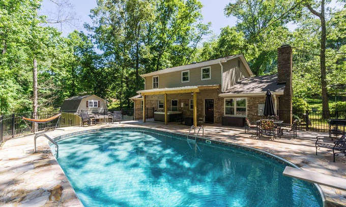 Dahlonega Casa | Downtown Family Retreat-Minutes to Dahlonega/Pool/5 Beds/3.5 Baths!
