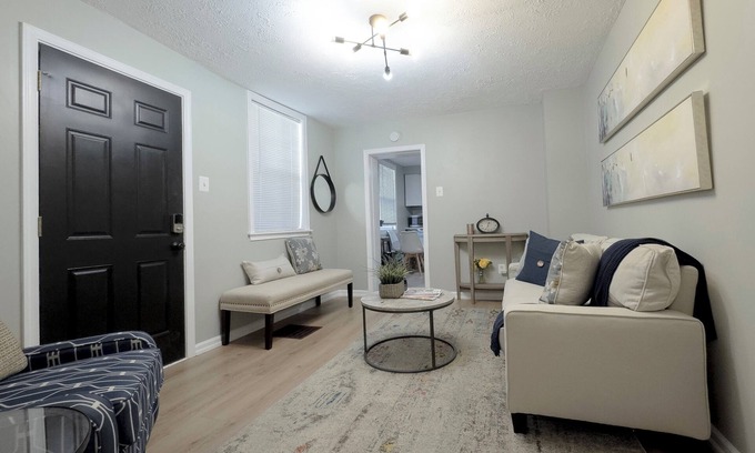 Downtown Condominio | Downtown Frederick Creekside Escape