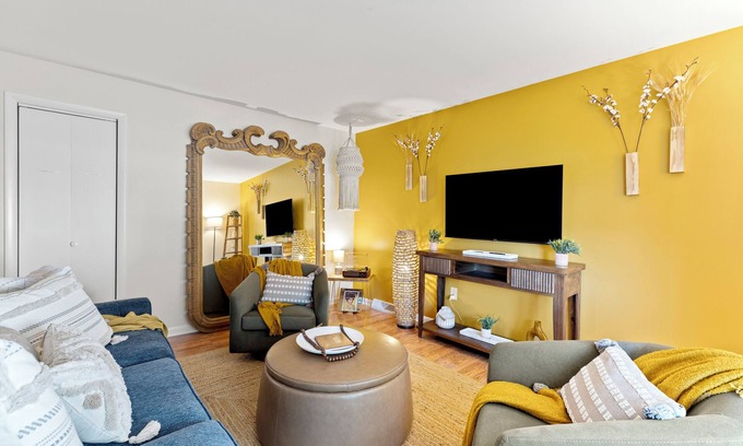Frederick Apartamento | Downtown Frederick retreat with parking. Dog- and baby-friendly!