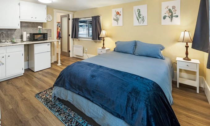 Friday Harbor Casa | Downtown Friday Harbor! Adults Only (CCS#4)