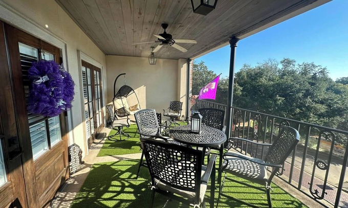 East Natchitoches Casa | Downtown Front Street 2-bedroom townhome with balcony views