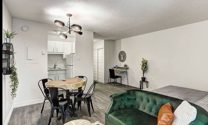 Latin Quarter Apartamento | Downtown Fun Space /W Balcony And Queen Bed