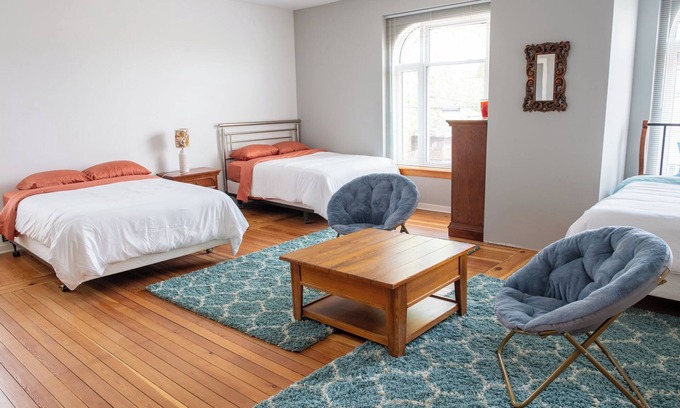 Downtown Kenosha Apartamento | Downtown Gem Spacious, Comfortable & Family-Friendly Retreat Above a Coffee Shop