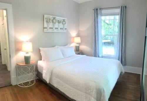 Newton Casa | Downtown Gem- Walking Distance to Newton Square