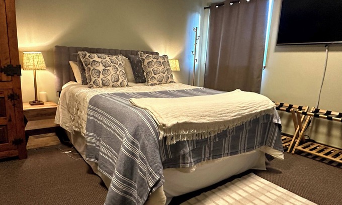 Gig Harbor Casa | Downtown Gig Harbor -quaint- walking distance to the pier and waterfront