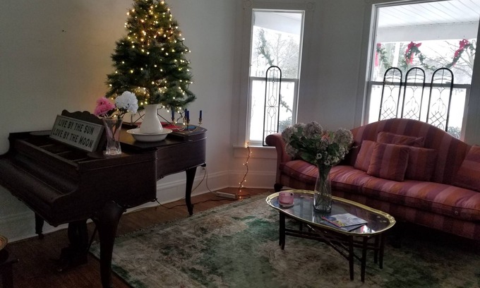 Grand Rapids Apartamento | Downtown GR apartment on Medical Mile, covered front porch cross from Coit Park