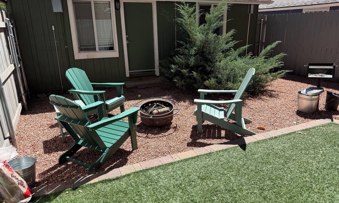 Downtown Flagstaff Casa | Downtown Green Gable Bungalo w/AC, Fully Fenced Yard, WD, 2 Smart TVs, Fast WiFi