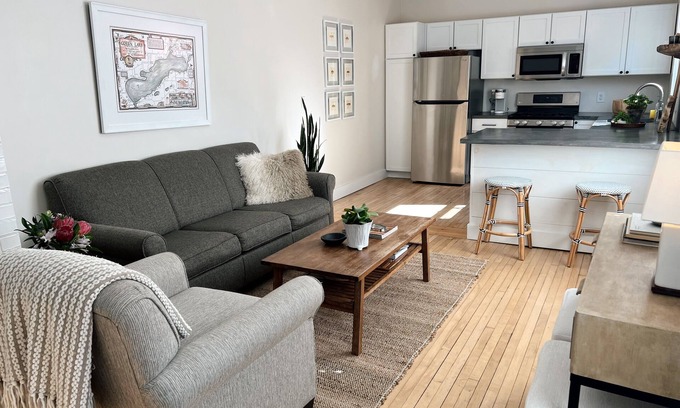 Green Lake Apartamento | Downtown Green Lake-Steps from Lake, Restaurants and Shopping