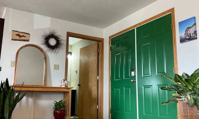 Ironwood Condominio | Downtown "Green Room" at Villages on Aurora