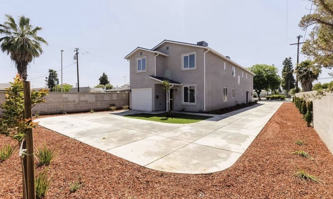 Hanford Casa | Downtown Hanford Getaway - New 4 bed, 3 Bedroom, 2.5 Bath