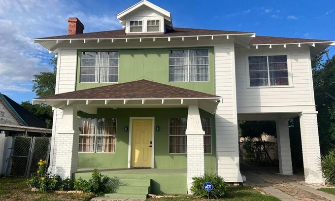 Harlingen Casa | Downtown Harlingen 2 Story Home!