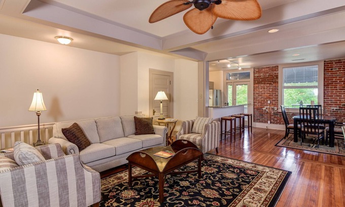 Hendersonville Apartamento | Centro de Hendersonville Loft con balcón privado con vistas a la calle principal.