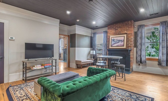 Savannah Victorian District Casa | Downtown Historic 4BR Home – Porch, Courtyard & Charm, Walk to Forsyth Park