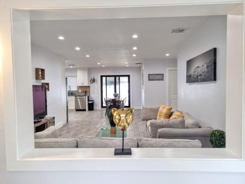 Little Ranches Casa | Downtown Hollywood - 3 miles to Beach - Sleeps 8