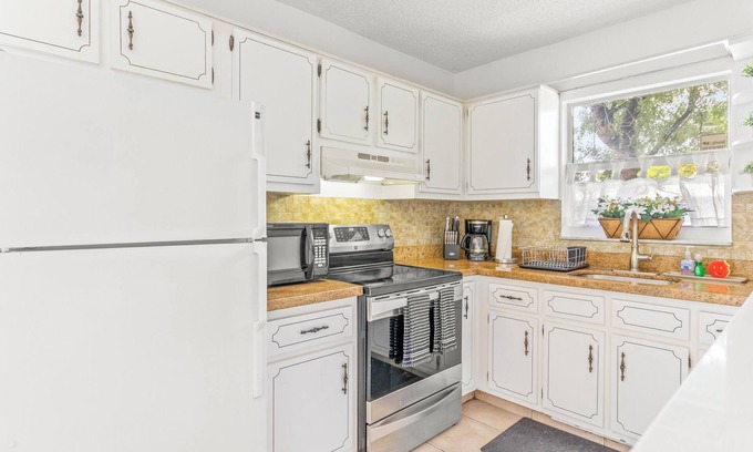 Parkside Casa | Downtown Hollywood: Guitar and 5 mins to Beach!