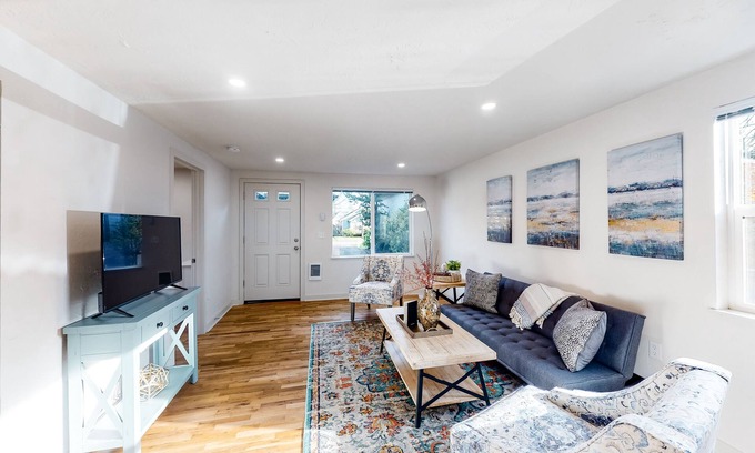 Eugene Casa | Downtown home base with W/D & deck - walk to University of Oregon & dog-friendly