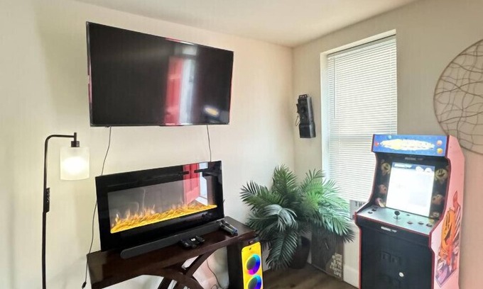 Downtown Baltimore Casa | Downtown Home - Close to Topgolf, Ravens Stadium, Orioles Park, UM Baltimore