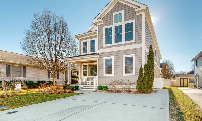 Country Club Estates Casa | Downtown home near the ocean with enclosed yard, WiFi, AC & beach gear - dogs OK
