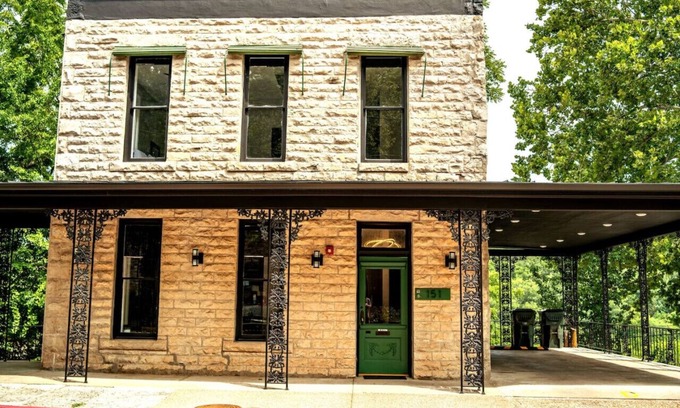 Eureka Springs Historic District Casa | Downtown+HotTub+Wifi+FreeParking Entire Building @151 Spring