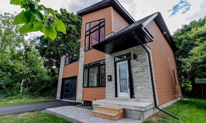 Belleville Casa | Downtown House 3BDR 2Bath BBQ HDTV Wi-Fi Balcony Sleeps up to 6