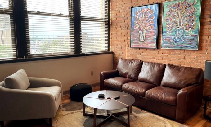 Downtown Rochester Apartamento | Downtown Industrial 1-Bedroom Post and Beam Loft Near Redwings Baseball Stadium