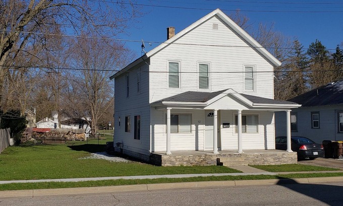 Ionia Casa | Downtown Ionia 2 Story Cottage