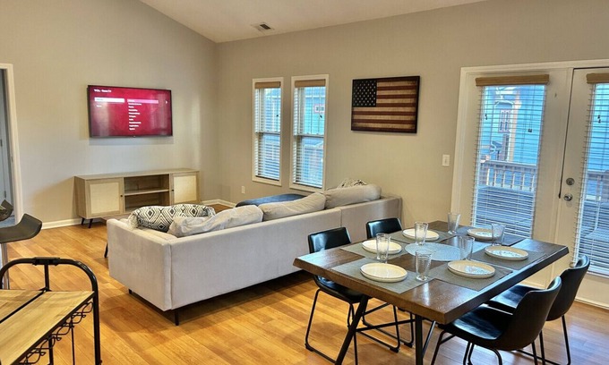 Kennedy King Casa | Downtown~King Bed~Parking~Balcony~Restaurants~Bars