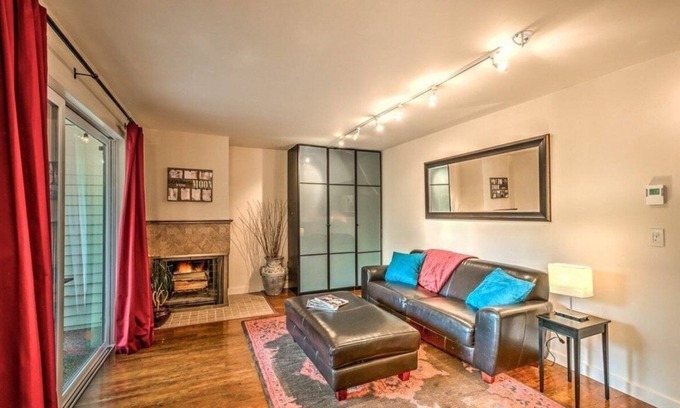 Moss Bay Condominio | Downtown Kirkland Condo! Newly Renovated with Patio