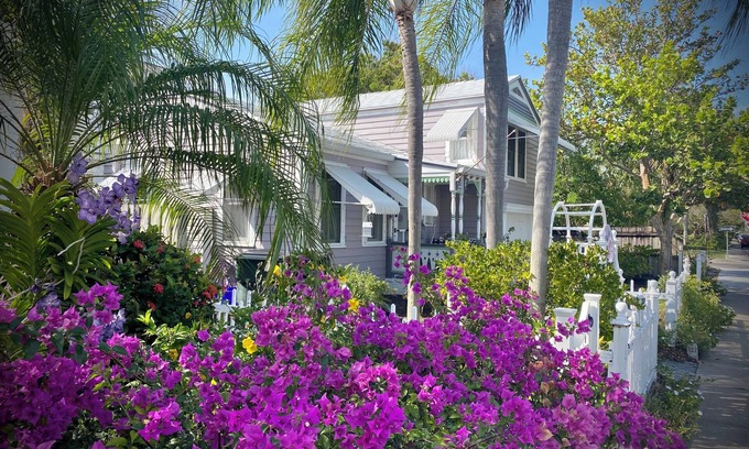 Parrot Cove Cabaña | DOWNTOWN LAVANDA CASA GRANJA COTTAGE PARROT COVE CAMINATA A LA PLAYA BARES COMEDOR