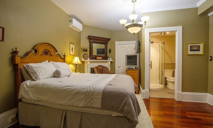 Queens Apartamento | Downtown Liverpool elegant suite, antiques, wood floors, in historic Queen Anne