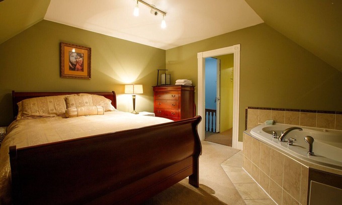 Queens Apartamento | Downtown Liverpool, elegant garrett penthouse, Jacuzzi for two.