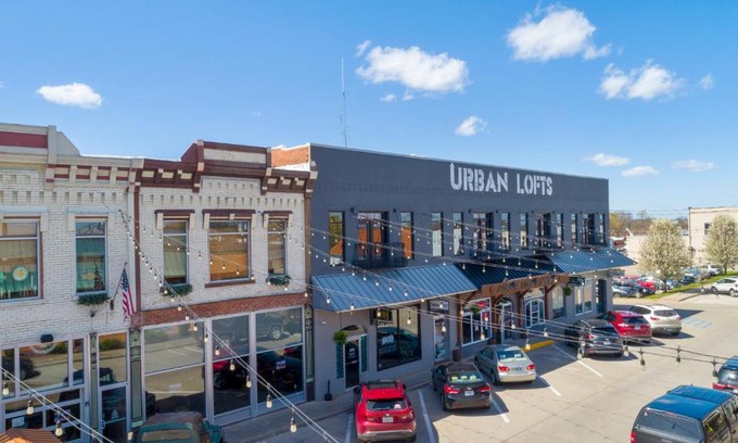 Perryville Apartamento | Downtown Loft Amazing Bath Tub & Shower #9