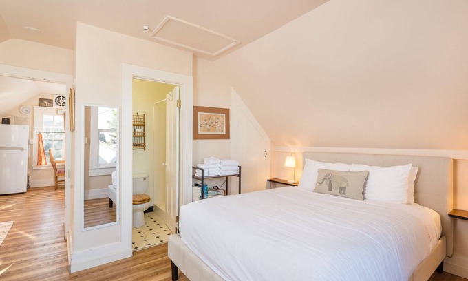 Arcata Apartamento | ☮️Downtown Loft-Sauna,Bikes,Hot Tub & Great Fun awaits you-Dog ok