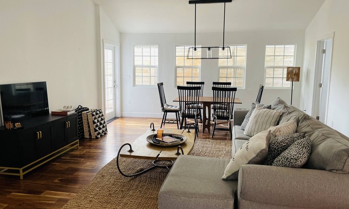 Los Olivos Casa | Downtown Los Olivos 3 Minute Walk to Wine Tasting Rooms! Fantastic Spacious Home