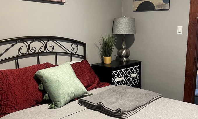 Loudonville Apartamento | Downtown Loudonville Downstairs 1 Bed Apt