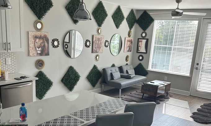Eastside Condominio | Downtown "Luxurious" Condo Hideaway in located 5 mins from River Street!
