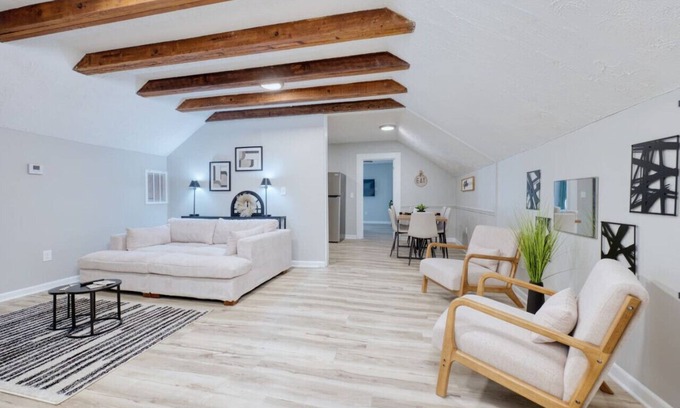 Columbus Apartamento | NEW! 5 mins to Uptown | City Mills Escape