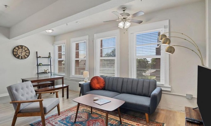 Brazos Apartamento | Downtown Luxury Apartment with King Bed
