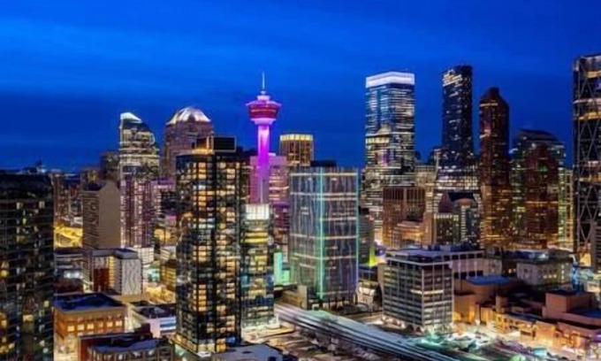 Victoria Park Apartamento | Downtown Luxury condo near Stampede/BMO center/LRT/free parking/gym