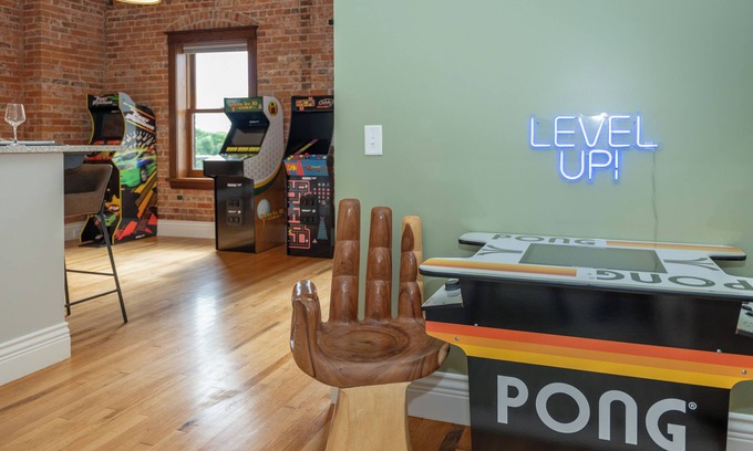 Central Business District Apartamento | Downtown Luxury Loft ,13-Ft Ceilings, Walkable