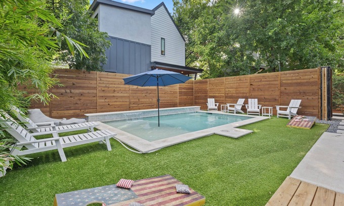 East Cesar Chavez Casa | Downtown Luxury Oasis - Heated Pool - 5 Bedrooms