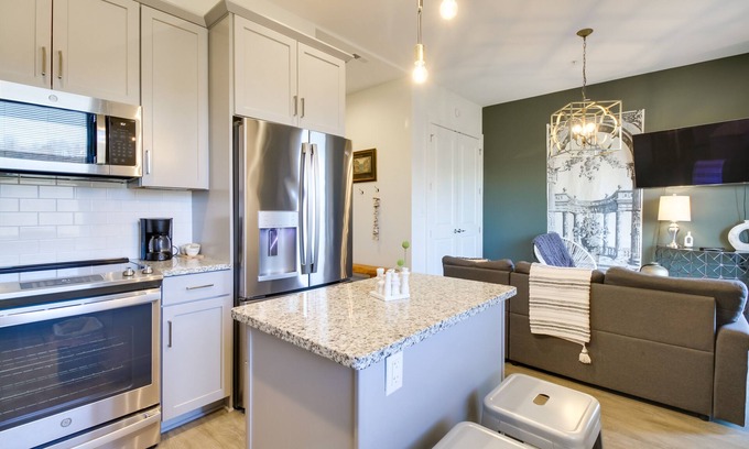 Central Business District Apartamento | Downtown Lynchburg Condo w/ James River Views