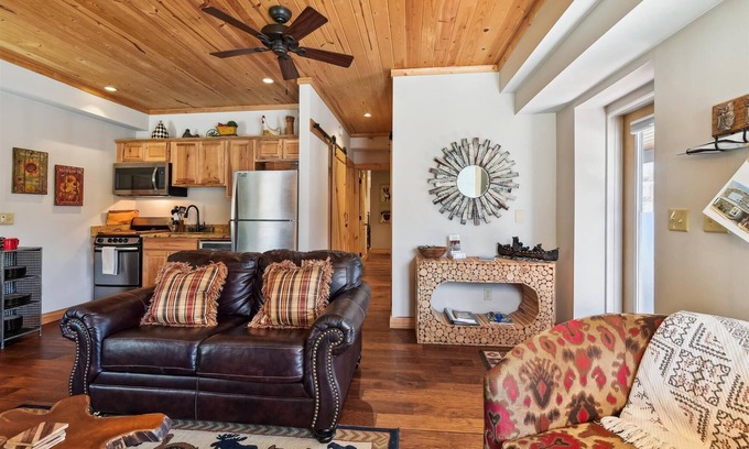 Blowing Rock Cabina | Centro de la calle principal-2 BR "Bull"