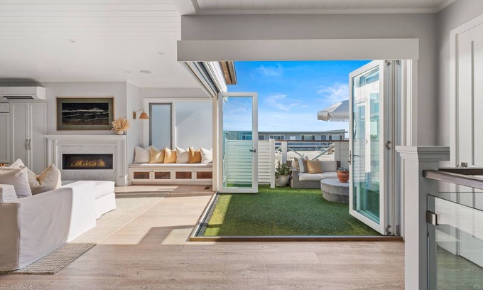 The Strand Casa | Downtown Manhattan Beach 4BR | Sauna & Elevator