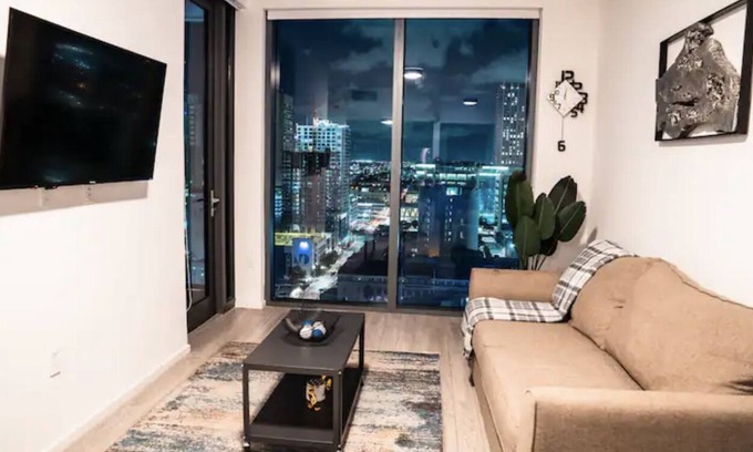 Overtown Apartamento | Downtown Miami Getaway Modern Condo with Infinity Pool Access and Central Living
