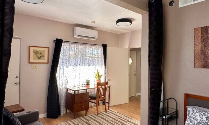 Las Cruces Apartamento | Downtown Midcentury Studio+ 3 mins to Farmer's Mkt