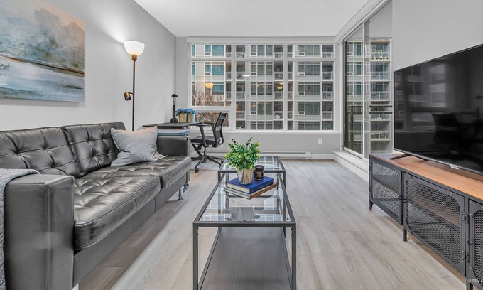 Richmond City Centre Apartamento | Downtown Modern 1 Br & Den | Steps to Transit & YVR & Shopping